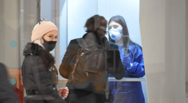 İngiltere'den İstanbul'a gelen yolculara mutasyon riski nedeniyle koronavirüs testi yapıldı İngiltere'den İstanbul'a gelen yolculara mutasyon riski nedeniyle koronavirüs testi yapıldı