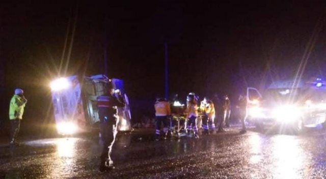 İşçileri taşıyan midibüs devrildi: 27 yaralı