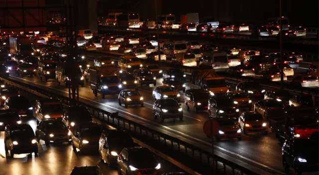 İstanbul’da kısıtlama öncesi trafik kilitlendi: Yoğunluk yüzde 72’lere ulaştı İstanbul’da kısıtlama öncesi trafik kilitlendi: Yoğunluk yüzde 72’lere ulaştı