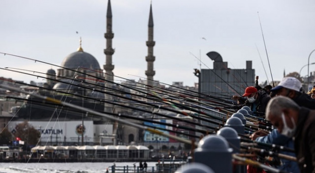 İstanbul&#039;da olta balıkçılığı yapanlara mesafe ve sigara denetimi