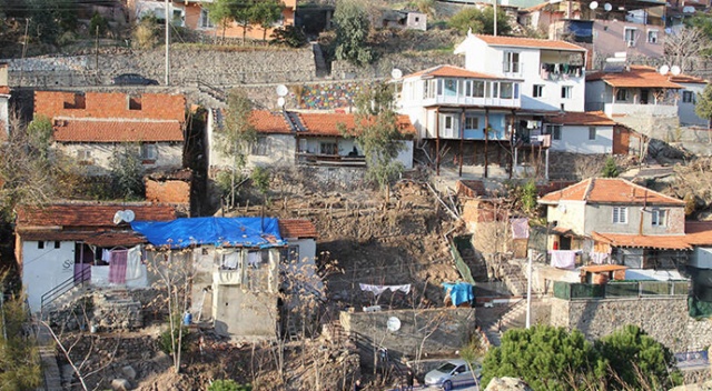 İzmir&#039;de depremden sonra heyelan paniği