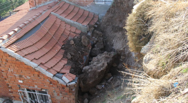 İzmir'de depremden sonra heyelan paniği: Bazı evler zarar gördü İzmir'de depremden sonra heyelan paniği: Bazı evler zarar gördü