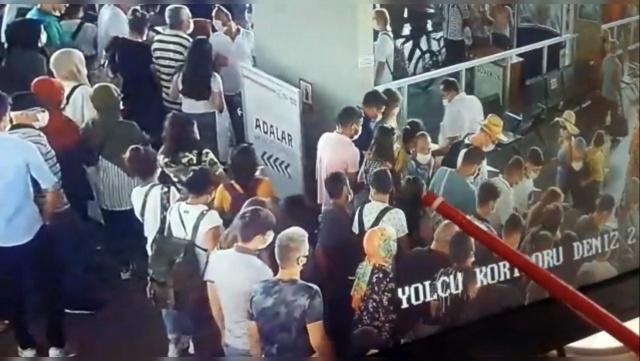 Kabataş İskelesi’nde organize yankesicilik kamerada Kabataş İskelesi’nde organize yankesicilik kamerada