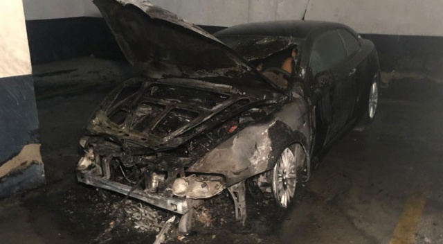 Kapalı otoparktaki lüks araç alev alev yandı Kapalı otoparktaki lüks araç alev alev yandı