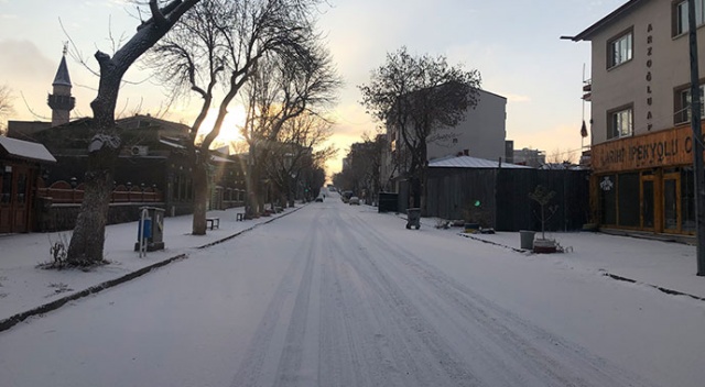 Kars&#039;ta beyaza bürünen sokaklar sessiz kaldı