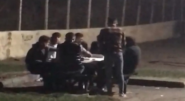 Kısıtlama saatinde parkta okey pahalıya patladı