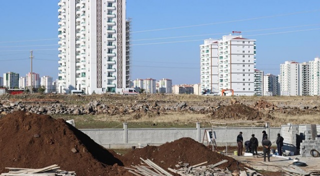 Kısıtlamada çalışan inşaat işçileri beton blok altında kaldı: 2’si ağır 3 yaralı Kısıtlamada çalışan inşaat işçileri beton blok altında kaldı: 2’si ağır 3 yaralı