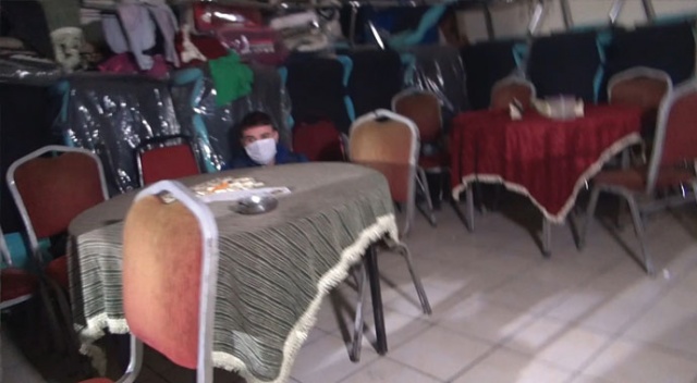 Kısıtlamada oyun salonunu kıraathaneye çevirenlere polis baskını Kısıtlamada oyun salonunu kıraathaneye çevirenlere polis baskını