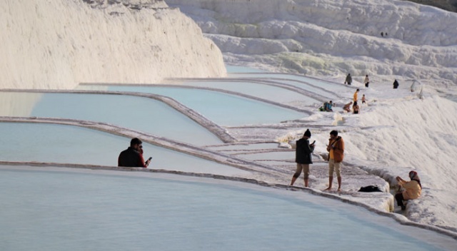 Kısıtlamadan muaf olan turistler Pamukkale’ye doyamadı Kısıtlamadan muaf olan turistler Pamukkale’ye doyamadı
