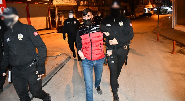 Kısıtlamaya uymayan genç polise yakalandı, “Zeki Müren de izleyecek mi?” dedi Kısıtlamaya uymayan genç polise yakalandı, “Zeki Müren de izleyecek mi?” dedi