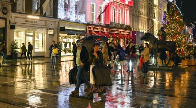 Kısıtlamayı duyan Londra halkı mağazalara koştu