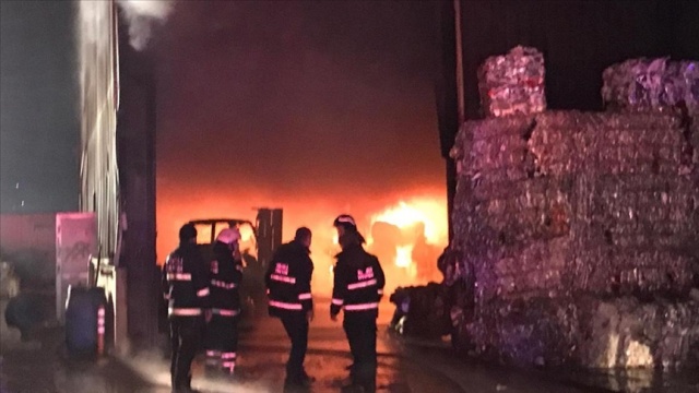 Kocaeli&#039;de geri dönüşüm fabrikasında yangın