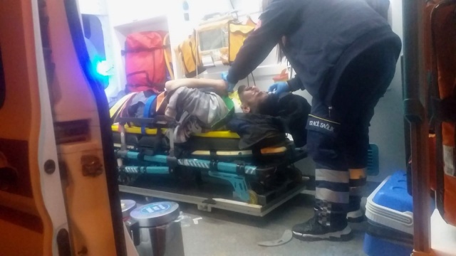Kontrolden çıkan minibüs bahçe duvarına çarptı: 3 yaralı Kontrolden çıkan minibüs bahçe duvarına çarptı: 3 yaralı