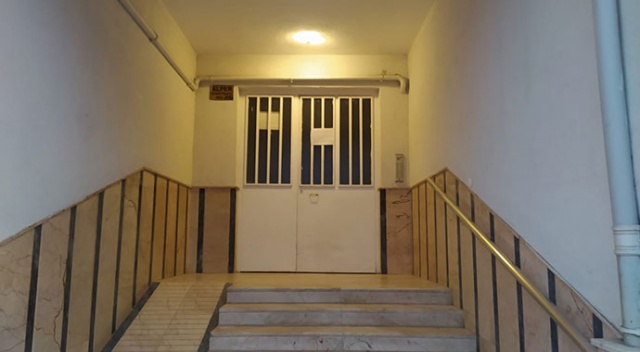 Koronavirüs görülen apartmana bu not asıldı