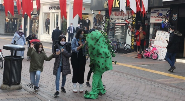 Koronavirüs kılığına girdi, kurallara uymayanların arasına böyle daldı Koronavirüs kılığına girdi, kurallara uymayanların arasına böyle daldı