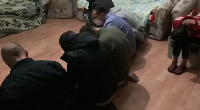 Koronavirüs tedbirlerini hiçe saydılar, uyuşturucu partisi düzenlendiler