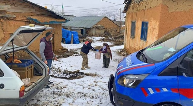 Köylerdeki vatandaşlara ekmeği jandarma ulaştırdı