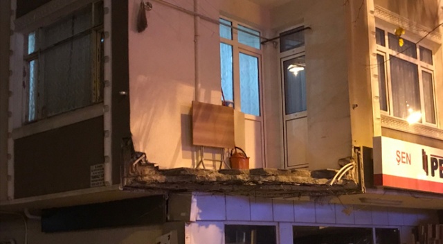 Küçükçekmece’de bir evin balkonu bir anda çöktü