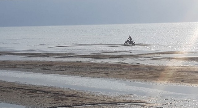 Kuraklığın baş gösterdiği göl motokrosçuların parkuru oldu Kuraklığın baş gösterdiği göl motokrosçuların parkuru oldu