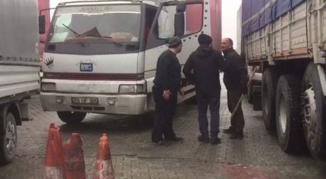 Limanda şoförlerin ‘kim önce geldi’ kavgası kamerada Limanda şoförlerin ‘kim önce geldi’ kavgası kamerada