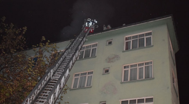 Malatya'da 5 katlı apartmanın çatısında yangın Malatya'da 5 katlı apartmanın çatısında yangın