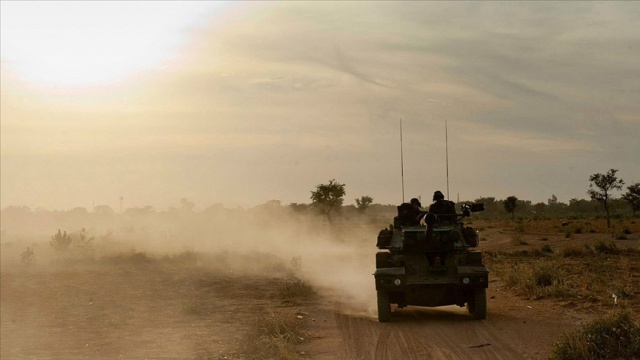 Mali’de 3 Fransız asker araçlarına düzenlenen bombalı saldırıda öldü Mali’de 3 Fransız asker araçlarına düzenlenen bombalı saldırıda öldü