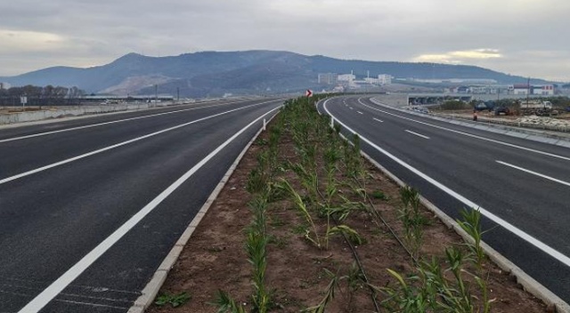 Manisa-Akhisar Çevre Yolu hizmete açıldı... 30 dakikalık yol 5 dakikaya düşecek Manisa-Akhisar Çevre Yolu hizmete açıldı... 30 dakikalık yol 5 dakikaya düşecek
