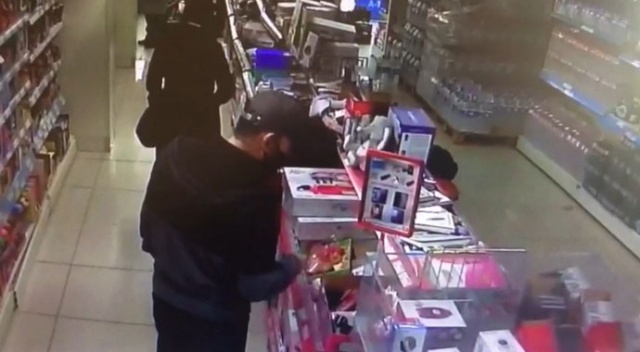 Markete müşteri gibi girdi, telefon çalıp çıktı