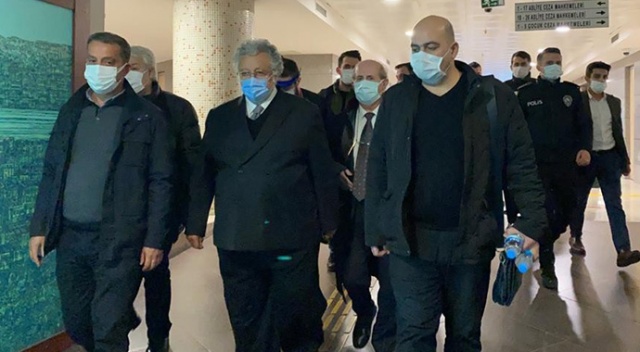 Metin Akpınar ve Müjdat Gezen’in ‘Cumhurbaşkanına hakaret’ davası başladı Metin Akpınar ve Müjdat Gezen’in ‘Cumhurbaşkanına hakaret’ davası başladı