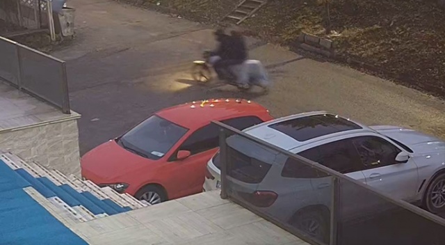 Motosikletli 2 şahıs, medya genel müdürünün aracını kurşunladı