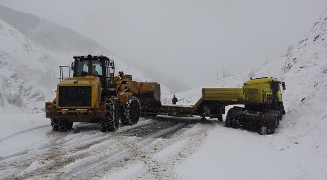 Muş’ta kardan kapanan yollar ulaşıma açılıyor Muş’ta kardan kapanan yollar ulaşıma açılıyor