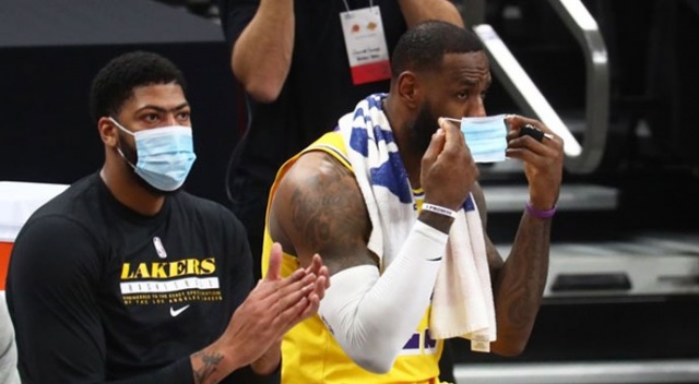 NBA oyuncusu Anthony Davis maç sırasında tırnaklarını kesti NBA oyuncusu Anthony Davis maç sırasında tırnaklarını kesti