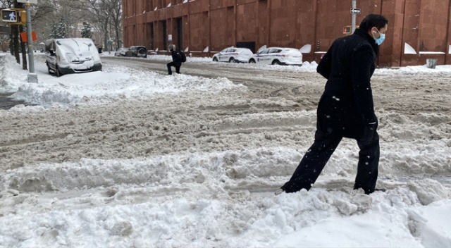 New York son yılların en şiddetli kar fırtınasının etkisi altında