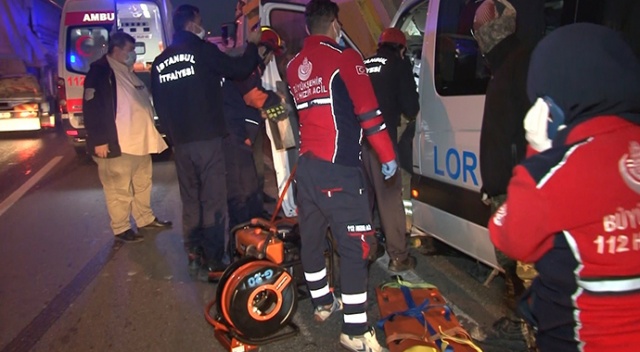 Okmeydanı'nda minibüs ile hafriyat kamyonu çarpıştı: 3 yaralı