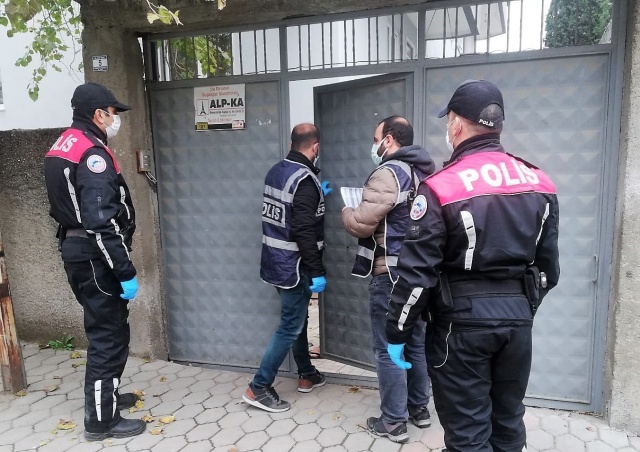 Polis dolandırıcıya vatandaşla birlikte suçüstü yaptı Polis dolandırıcıya vatandaşla birlikte suçüstü yaptı