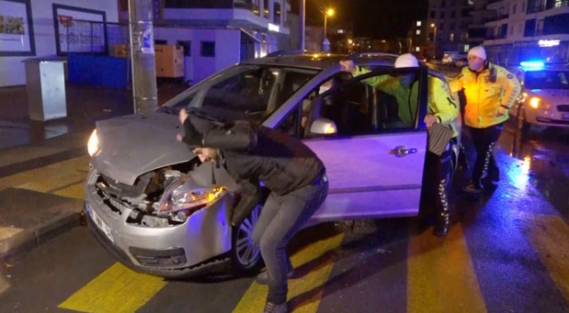 Polis otomobili itti, çekici görevlisi el salladı Polis otomobili itti, çekici görevlisi el salladı