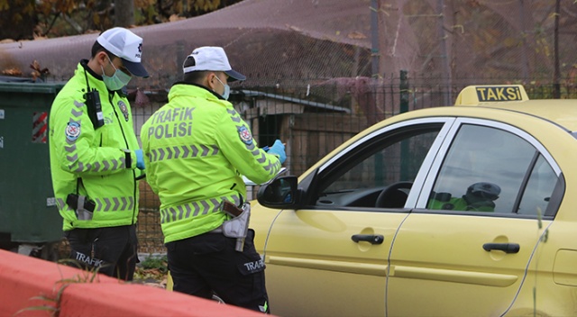 Polis tek tek durdurup kontrol etti, kış lastiği takmayan sürücüler ceza yedi Polis tek tek durdurup kontrol etti, kış lastiği takmayan sürücüler ceza yedi