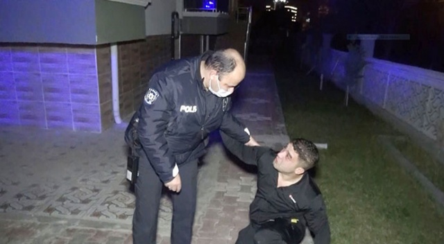 Polisin elini tuttu, ağlayarak yalvardı: Beni babamın mezarına götürün Polisin elini tuttu, ağlayarak yalvardı: Beni babamın mezarına götürün