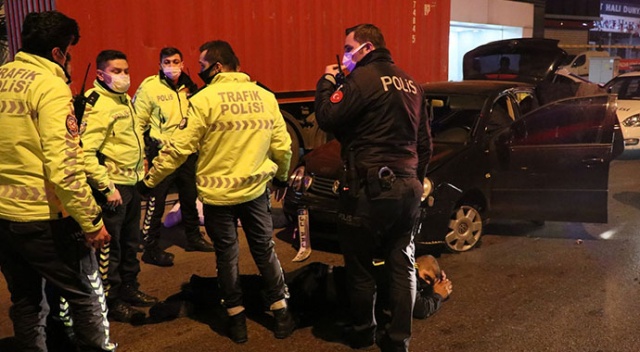 Polislerden kaçan ehliyetsiz sürücü, refüje çarpınca yakalandı