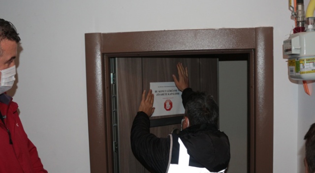 Pozitif vakaların bulunduğu hanelere uyarı yazısı asıldı Pozitif vakaların bulunduğu hanelere uyarı yazısı asıldı