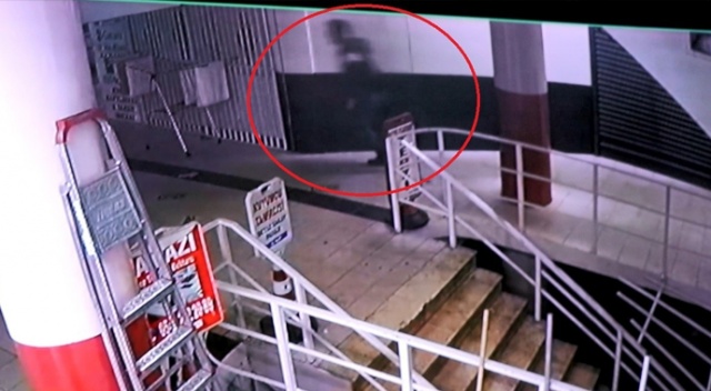 Saç tıraşını beğenmeyince 2 kişiyi bıçakladı