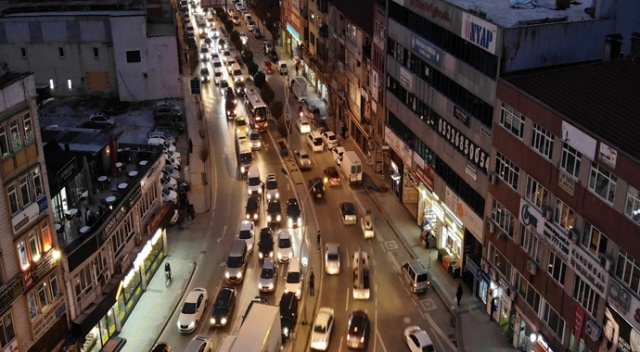 Sakarya’da 56 saatlik sokağa çıkma kısıtlaması öncesi trafik yoğunluğu