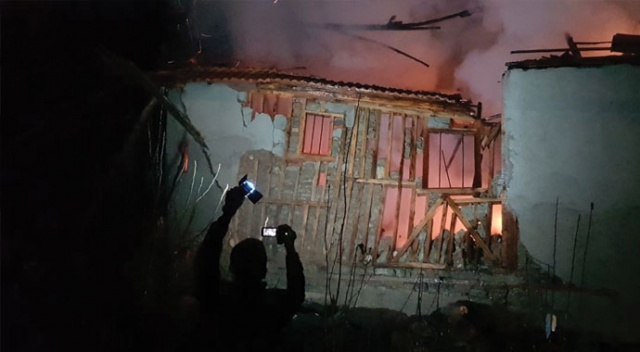 Şeker pancarı yüklü kamyon alev alev yandı