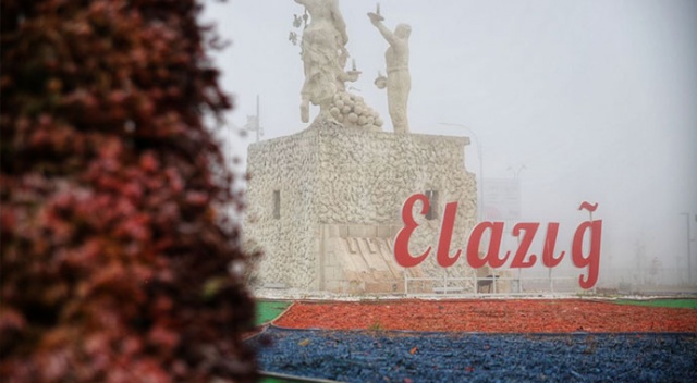 Sessizliğe bürünen Elazığ, sisle kayboldu