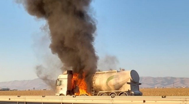 Seyir halindeki LPG tankeri alev aldı Seyir halindeki LPG tankeri alev aldı