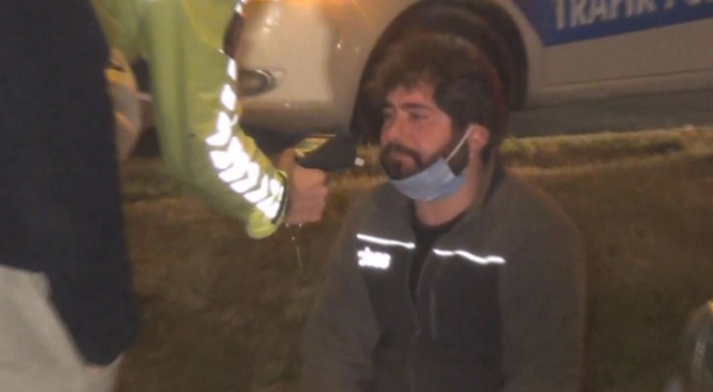 Seyir halindeki otomobil yandı, sürücü gözyaşlarına boğuldu Seyir halindeki otomobil yandı, sürücü gözyaşlarına boğuldu
