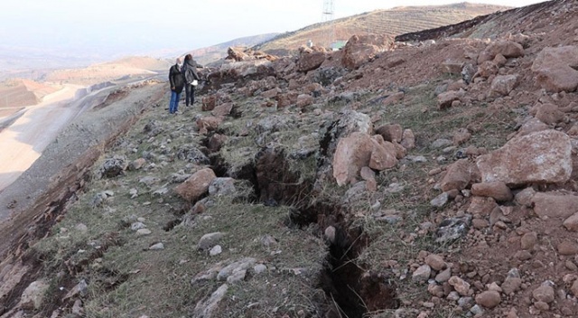 Siirt depreminin ardından fay hattının geçtiği bölgede derin yarıklar oluştu Siirt depreminin ardından fay hattının geçtiği bölgede derin yarıklar oluştu