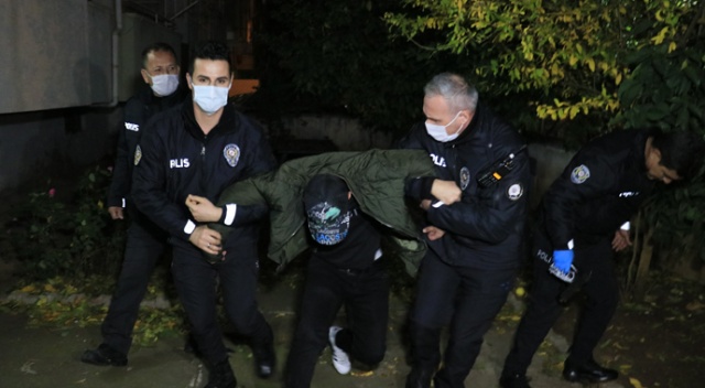 Silahlı kavgaya giden genç elinde tabancayla polise yakalandı Silahlı kavgaya giden genç elinde tabancayla polise yakalandı