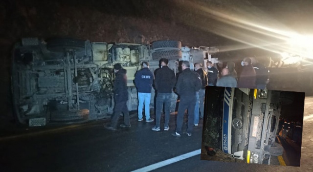 Sincan'da çöp kamyonları kafa kafaya çarpıştı: 2 yaralı Sincan'da çöp kamyonları kafa kafaya çarpıştı: 2 yaralı
