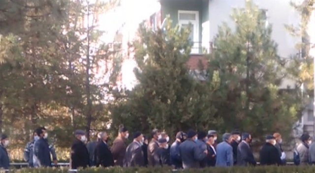 Sosyal mesafesiz kuyruk pes dedirtti